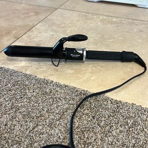 GUC Babyliss 1 1/4in porcelain ceramic curling iron.